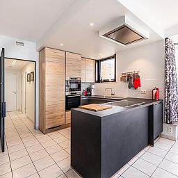Moderne keuken in Delfien Eerste vakantiehuis, Koksijde, West-Vlaanderen, Belgie, met ruime indeling en veel natuurlijk licht.