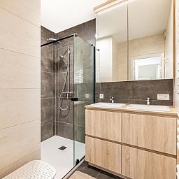 Moderne badkamer in Delfien Eerste vakantiehuis, Koksijde, West-Vlaanderen, met ruime douche en dubbele wastafel.