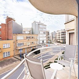 Geniet van het uitzicht vanaf het balkon van Gaston Lejeune tweede vakantiehuis in Koksijde, West-Vlaanderen, omringd door stedelijke charme.
