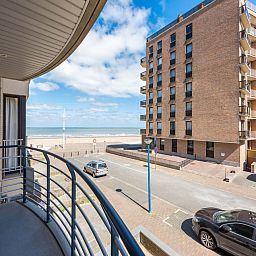 Guernsey eerste vakantiehuis in Koksijde, West-Vlaanderen met stijlvolle eetkamer en ruime woonkamer, ideaal voor familievakanties.
