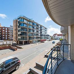 Uitzicht vanaf het balkon van Guernsey eerste vakantiehuis in Koksijde, West-Vlaanderen, met zicht op zee en strand.
