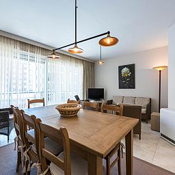 Guernsey eerste vakantiehuis in Koksijde, West-Vlaanderen, met moderne architectuur en balkonuitzicht op de kustomgeving.
