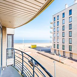 Blick vom Balkon des Ferienhauses Guernsey second in Koksijde, Westflandern, mit Meerblick und moderner Architektur.