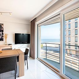 Guernsey zweites Ferienhaus in Koksijde, Westflandern mit Meerblick vom modernen Wohnzimmer mit Balkon.