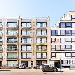 Zweites Ferienhaus Guernsey in Koksijde, Westflandern, mit moderner Fassade und Balkonen, ideal fuer einen erholsamen Aufenthalt an der belgischen Kueste.