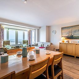 Ruime woonkamer van Courant du Golfe vakantiehuis in Koksijde, Belgie, met uitzicht op zee en gezellige zithoek.