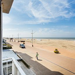 Uitzicht vanaf Courant du Golfe vakantiehuis in Koksijde, West-Vlaanderen, met strand en zee op de achtergrond.