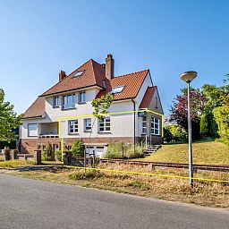 Juvamy gelijkvloers vakantiehuis in Koksijde, West-Vlaanderen met ruime tuin en charmante architectuur, ideaal voor een ontspannen verblijf.