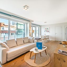 Uitzicht vanaf het balkon van De Dijk derde, een vakantiehuis in Koksijde, West-Vlaanderen, met panoramisch zeezicht en strandomgeving.