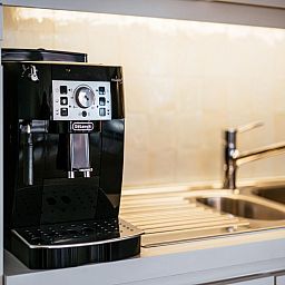 Moderne keuken in vakantiehuis De Dijk derde, Koksijde, West-Vlaanderen. Stijlvolle inrichting en apparatuur voor een comfortabel verblijf.