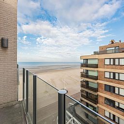 Uitzicht vanaf het balkon van De Dijk zesde, een vakantiehuis in Koksijde, West-Vlaanderen, met panoramisch zeezicht en strand.