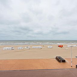 Uitzicht op het strand vanuit De Meeuwen derde vakantiehuis in Koksijde, West-Vlaanderen, met zeezicht en zandduinen.