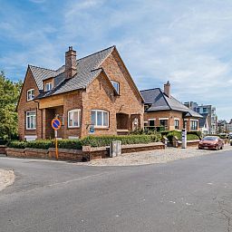 Porpoises vakantiehuis in Koksijde, West-Vlaanderen, biedt een charmante hoeklocatie met een uitnodigende bakstenen gevel en rustige omgeving.
