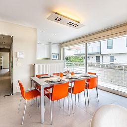 Eetkamer van Tinou Gelijkvloers vakantiehuis in Koksijde, Belgie, met moderne inrichting en veel natuurlijk licht.