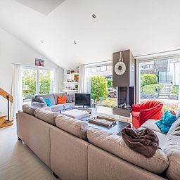 Gezellige woonkamer in vakantiehuis Guillaume, Koksijde, West-Vlaanderen, met ruime zithoek en moderne inrichting.