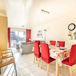 Gezellige eetkamer in vakantiehuis Pablito trois in Koksijde, West-Vlaanderen, met uitzicht op balkon en moderne inrichting.