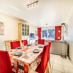 Gezellige eet- en woonkamer van vakantiehuis Pablito trois in Koksijde, West-Vlaanderen, met moderne inrichting en veel lichtinval.