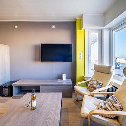 Gezellige woonkamer in vakantiehuis Zeezicht GV in Koksijde, West-Vlaanderen, met modern interieur en prachtig uitzicht op de zee.