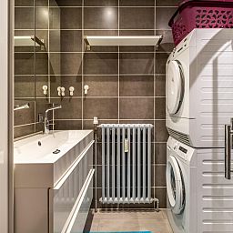 Moderne wasruimte in vakantiehuis Zeezicht GV, Koksijde, West-Vlaanderen met wasmachine en droger voor optimaal comfort.