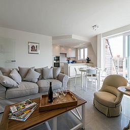 Geniet van het uitzicht vanaf het terras van Bon Accueil tweede vakantiehuis in Koksijde, West-Vlaanderen, met charmante daken in de omgeving.