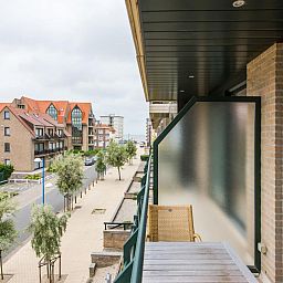 Geniet van het uitzicht vanaf het balkon van vakantiehuis Paco Derde in Koksijde, West-Vlaanderen, met zicht op de charmante straat.