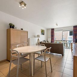 Ruime woonkamer in vakantiehuis Paco derde, Koksijde, West-Vlaanderen, met moderne inrichting en veel natuurlijk licht.