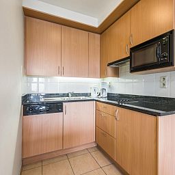 Moderne keuken in vakantiehuis Paco derde, Koksijde, West-Vlaanderen, perfect voor een comfortabel verblijf aan de Belgische kust.