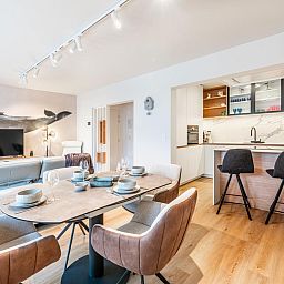 Gezellige binnenruimte van Bon Plan vakantiehuis in Koksijde, West-Vlaanderen, met moderne keuken en sfeervolle eetkamer.