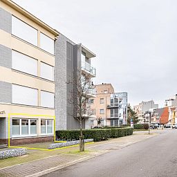 Bon Plan vakantiehuis in Koksijde, West-Vlaanderen, biedt een charmant straatzicht en moderne architectuur voor een ontspannen verblijf.