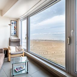 Geniet van het panoramisch zeezicht vanuit de woonkamer van Vitelli vierde, een vakantiehuis in Koksijde, West-Vlaanderen, Belgie.