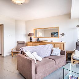 Gezellige woonkamer van vakantiehuis Vitelli vierde in Koksijde, West-Vlaanderen, met comfortabele zitruimte en moderne inrichting.