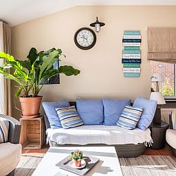 Gezellige woonkamer in vakantiehuis Le Palmier in Koksijde, West-Vlaanderen, met comfortabele zithoek en veel natuurlijk licht.