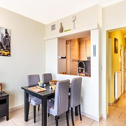 Gezellige eetruimte in vakantiehuis Vitelli, Koksijde, West-Vlaanderen met moderne keuken en comfortabele zithoek.