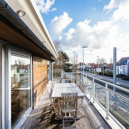 Geniet van het zonnige terras bij Le Penthouse, een luxe vakantiehuis in Koksijde, West-Vlaanderen, met prachtig uitzicht op de omgeving.