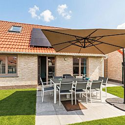 Gezellige woonkamer van vakantiehuis Westhinder I H12 in Koksijde, Belgie, met moderne inrichting en veel natuurlijk licht.