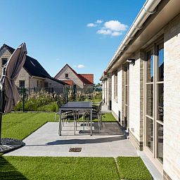 Geniessen Sie die Sonne auf der Terrasse des Ferienhauses Westhinder II H53 in Koksijde, Westflandern, mit Blick auf die ruhige Umgebung.