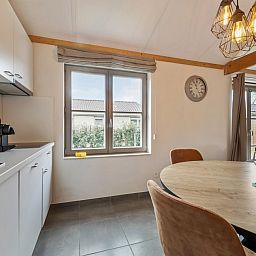 Gezellige woonkamer in vakantiehuis Westhinder I H95 in Koksijde, West-Vlaanderen, met moderne inrichting en veel natuurlijk licht.