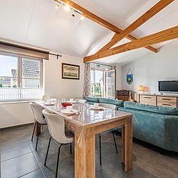 Moderne Kueche im Ferienhaus Westhinder II H19, Koksijde, mit Essecke und Sonnenlicht durch das Fenster, ideal fuer einen entspannten Aufenthalt.