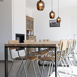 Gemuetlicher Essbereich in 't hov, Passendale, mit moderner Beleuchtung und grossem Tisch fuer gesellige Runden.