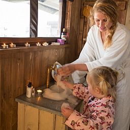 Geniessen Sie den Luxus im Zeltcottage mit heisser Privatdusche in Poperinge, Westflandern. Entspannter Moment im gemuetlichen Badezimmer.