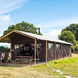 Zeltcottage mit privater Warmwasserdusche im Zelt, eine stimmungsvolle Glamping-Lodge in Poperinge, Westflandern, umgeben von gruener Natur.