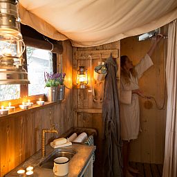 Geniessen Sie die luxurioese private Dusche im Tent House in Poperinge, Westflandern, ein einzigartiges Glamping-Erlebnis in Belgien.
