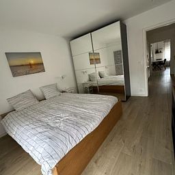 Modernes Badezimmer in Flat Memling, einer Wohnung in Sint-Andries, Westflandern, mit stilvollem Waschbecken und glattem Fliesenboden.