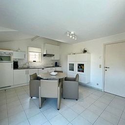 Moderne keuken in Residentie Arthur - Lombardsijde vakantiehuis, perfect voor koken in West-Vlaanderen.