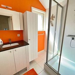 Stijlvolle badkamer met douche in Residentie Arthur - Lombardsijde vakantiehuis, Belgie.