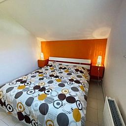 Comfortabele slaapkamer met kleurrijk interieur in Residentie Arthur - Lombardsijde, West-Vlaanderen.