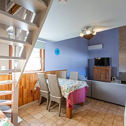 Binnenruimte van vakantiehuis Wittedorp - 15 in Lombardsijde, West-Vlaanderen met gezellige eethoek en moderne woonkamer.