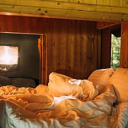 Cozy bedroom in Tent house with hot private shower in Torhout, West Flanders. Comfortable stay in the nature of Belgium.