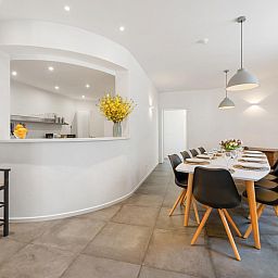 Moderner Essbereich in "De Loft", einem Ferienhaus in Veurne, Westflandern, ideal fuer gesellige Mahlzeiten in der Gruppe.