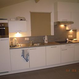 Moderne Kueche im Ferienhaus Lombardsijde, gelegen in Lombardsijde-Middelkerke, Westflandern, Belgien.